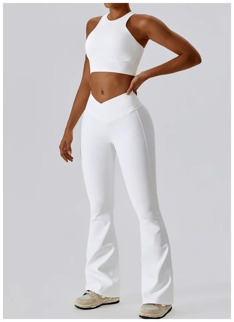 Jeune femme portant un ensemble athleisure blanc avec legging évasé