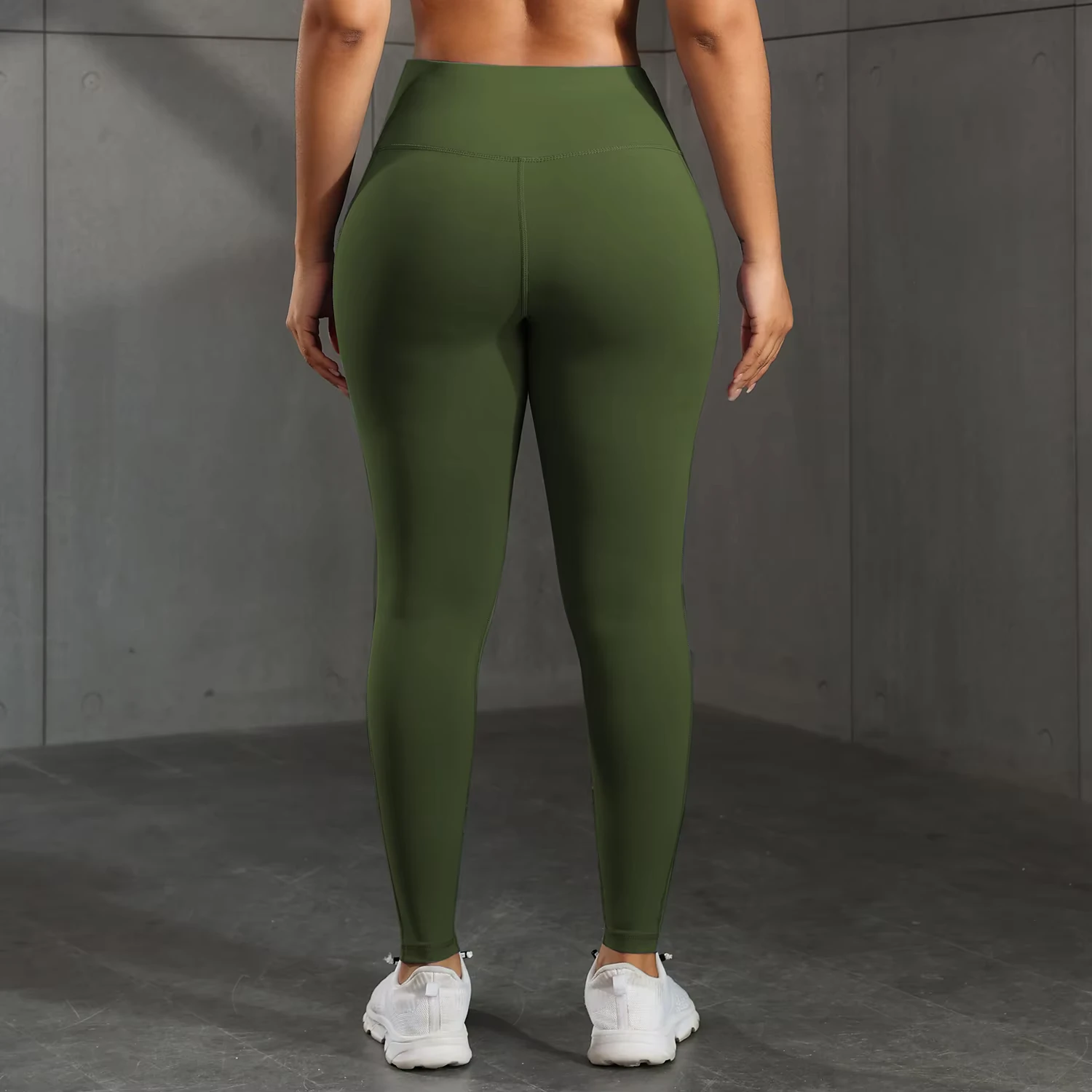 femme de dos portant un legging de fitness vert