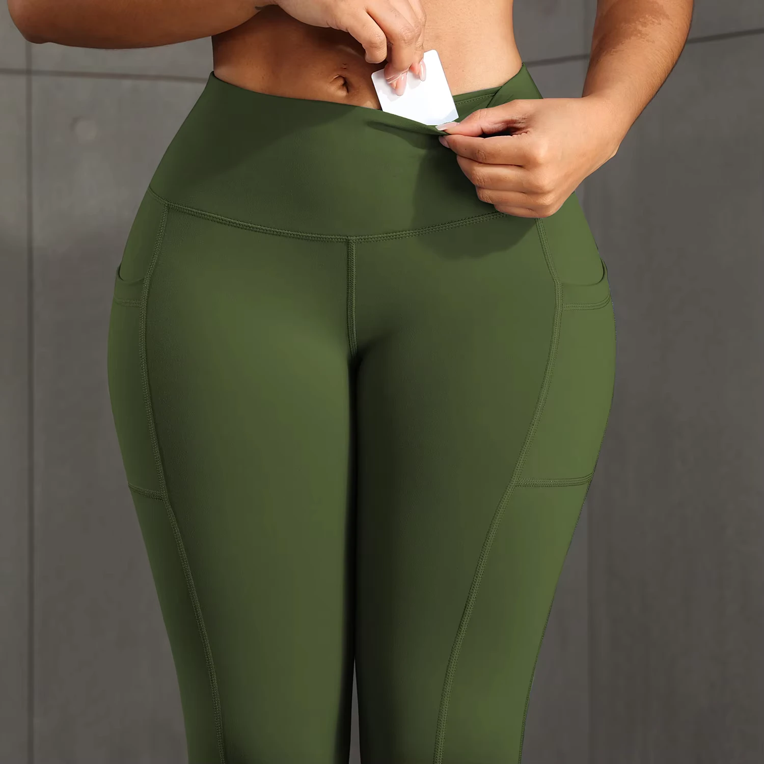 legging de fitness vert avec une petite poche pour carte à la ceinture